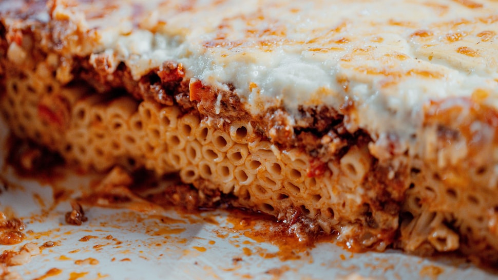 Zoom sur un morceau de lasagne grecque.