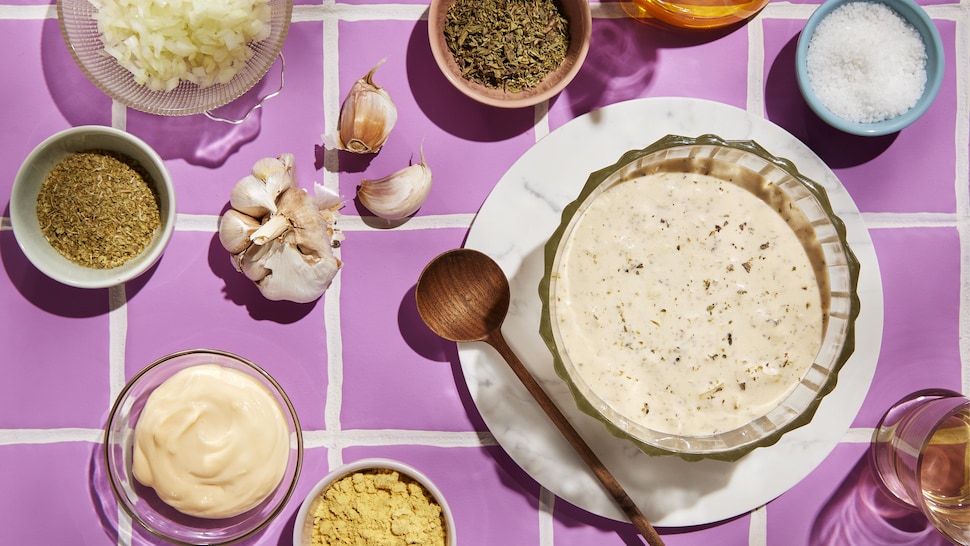 Un bol de marinade pour le poulet à la grecque.