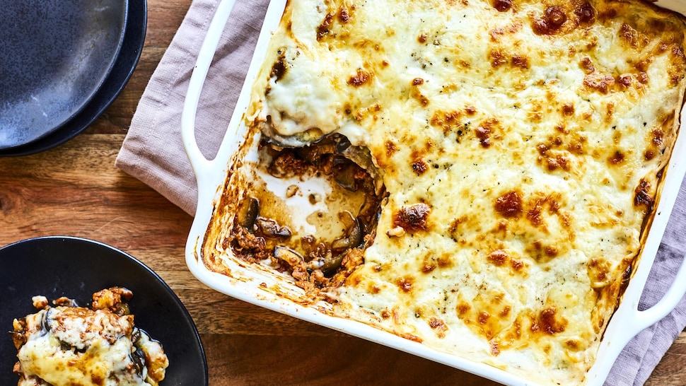 Moussaka végétarienne manquant une portion dans un grand plat carré.