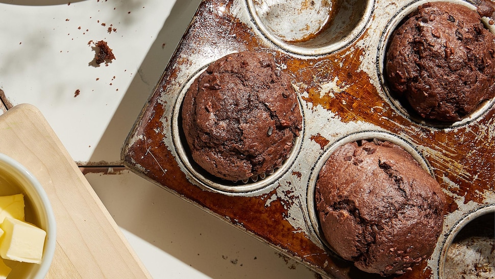Muffins au chocolat cuit dans un moule à muffins.