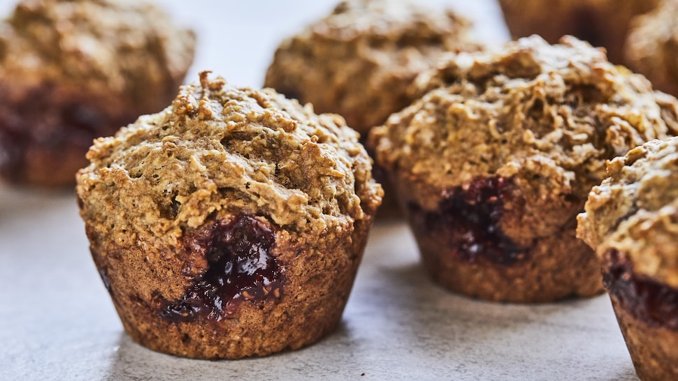 Quelques muffins surprises à l'avoine avec un cœur chocolaté et fruité.