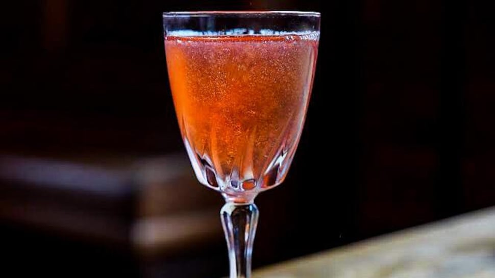 Un cocktail dans un verre.