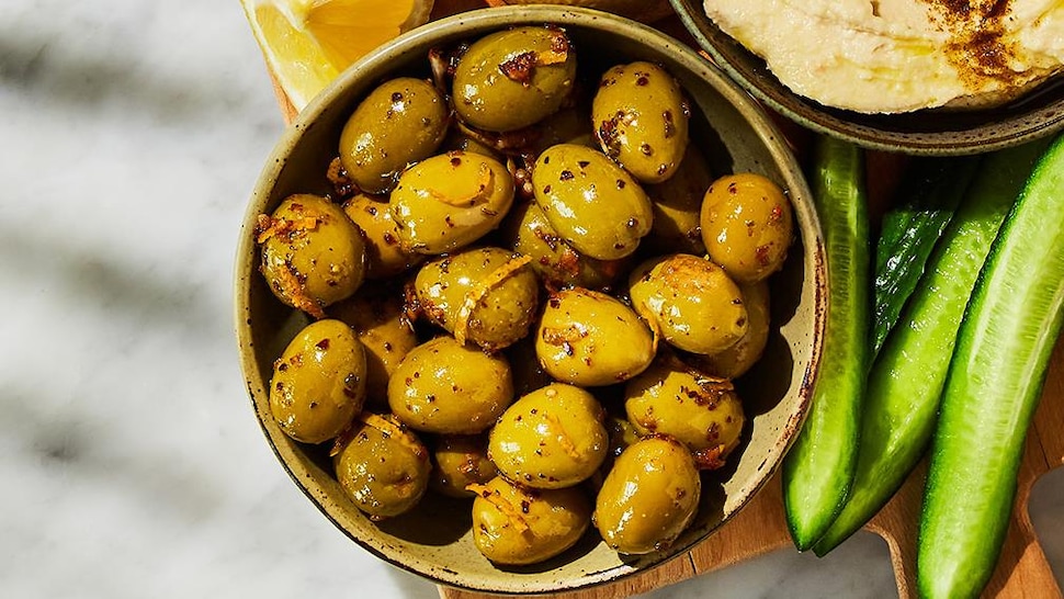 Des olives marinées dans un bol.