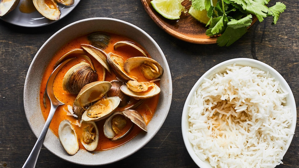 Un bol de palourdes cari-coco et un bol de riz.