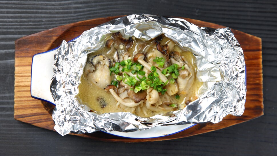Une papillote remplie de champignons.