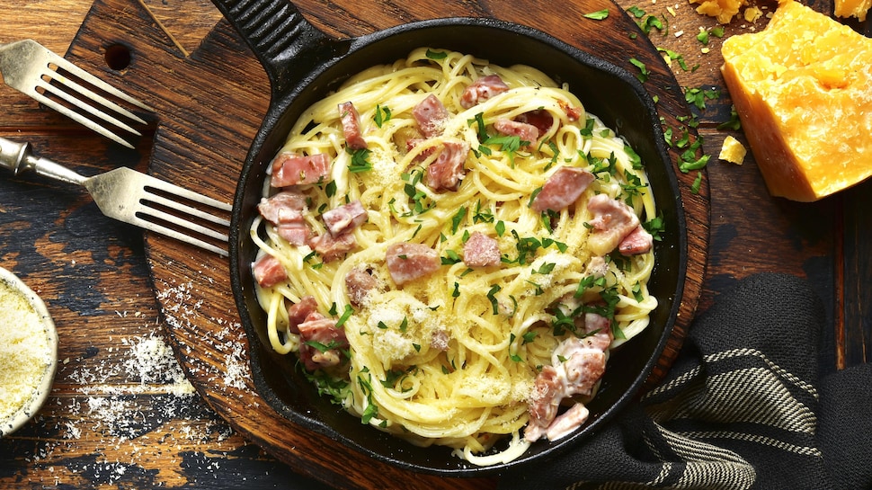 Des pâtes carbonara dans une poêle.
