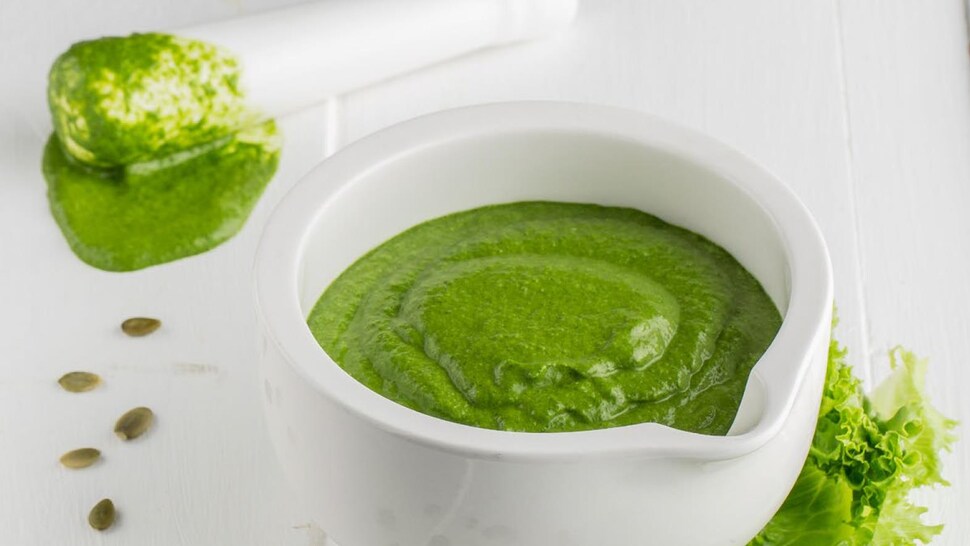 Un pesto le laitue dans un mortier.
