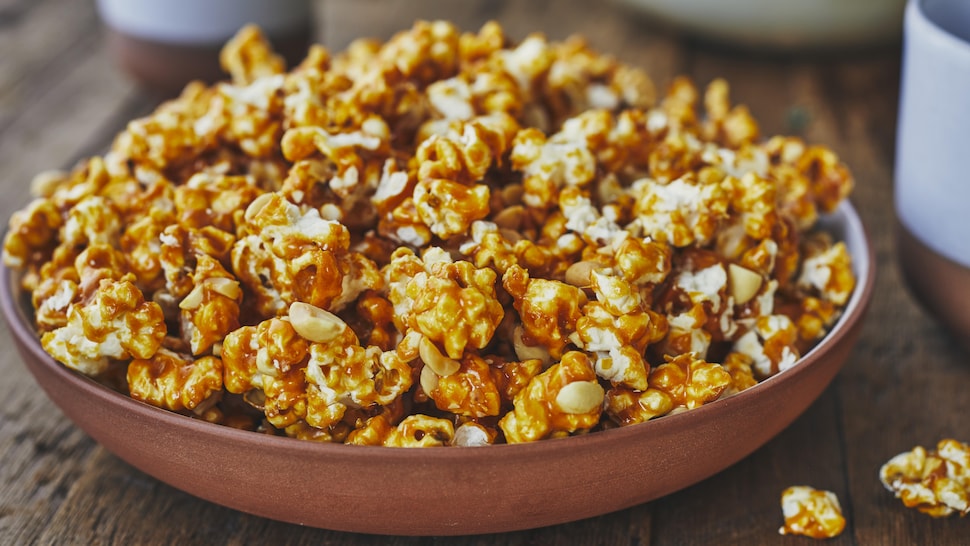 Un bol de popcorn Cracker Jack maison sur une table en bois. 