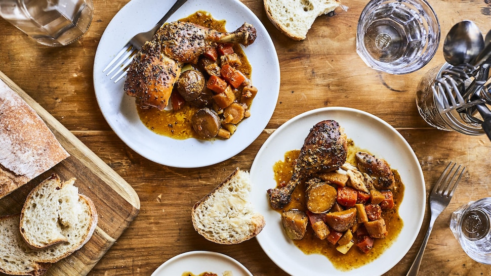 Deux assiettes de poulet au miel et à la moutarde à la mijoteuse avec légumes cuits.