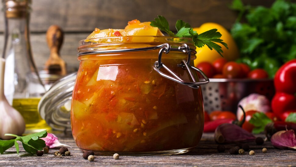 Un pot rempli de relish aux poivrons.