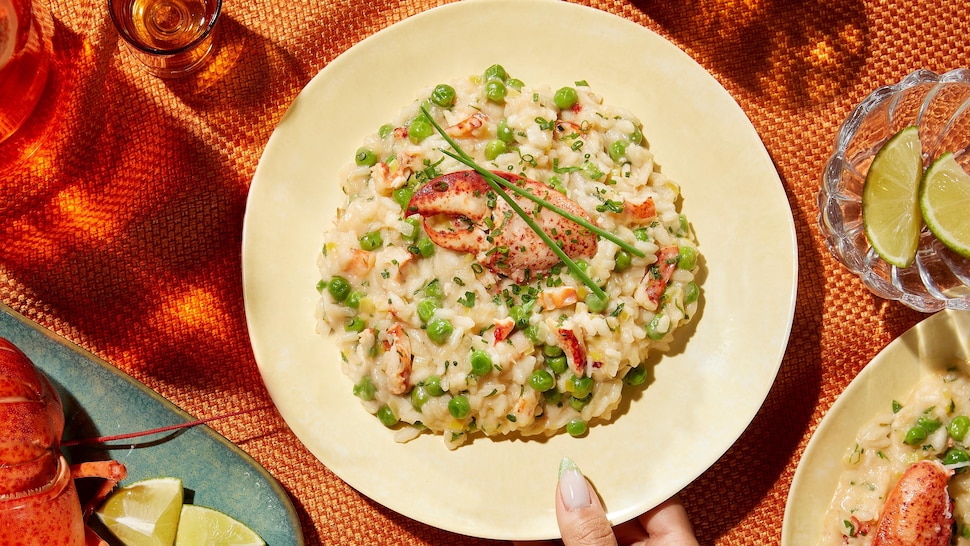Une assiette contenant du risotto au homard, au mascarpone et aux petits pois.