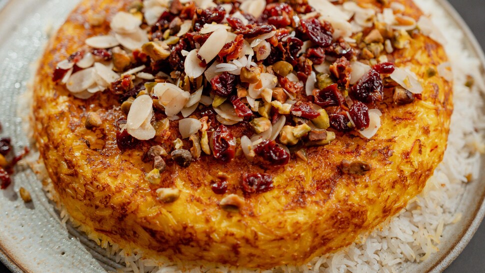 Riz bijou dans une grande assiette.