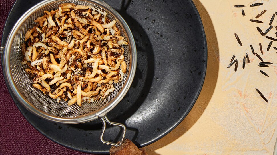 Riz cuit dans un tamis.