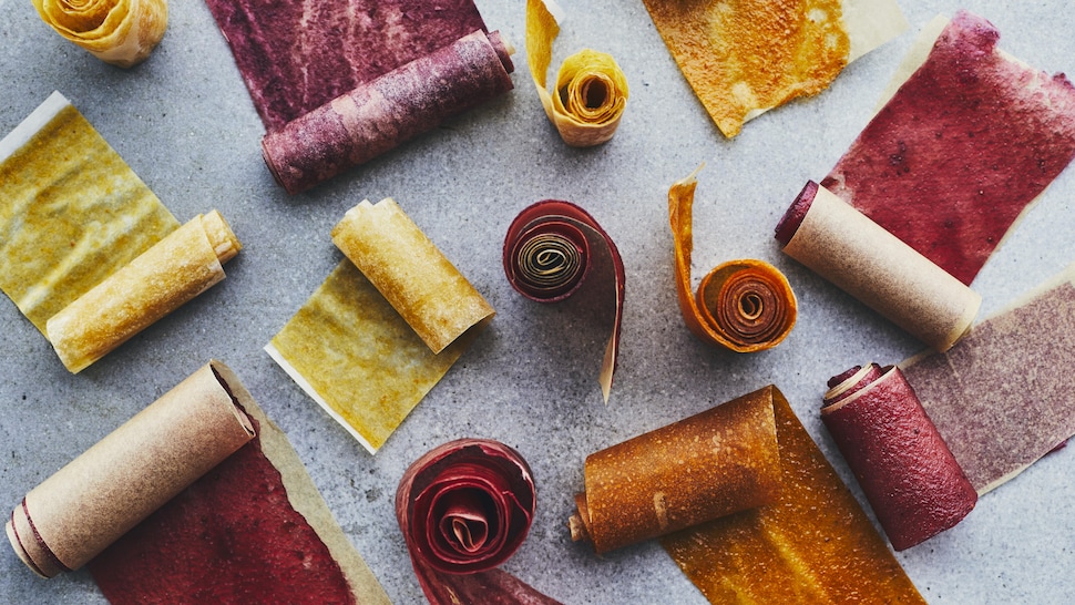 Des rouleaux aux fruits sur un comptoir.