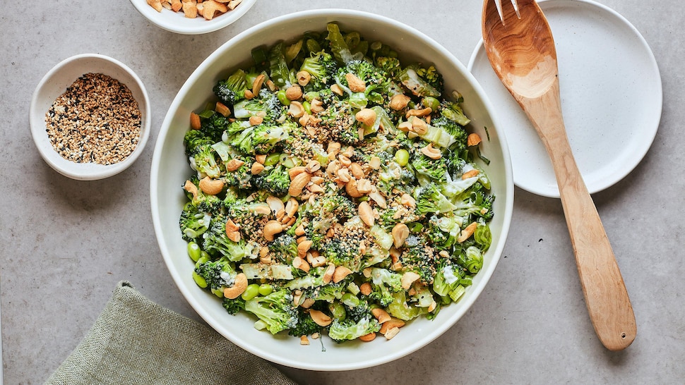Un bol de salade de brocoli à l’asiatique sur une table.