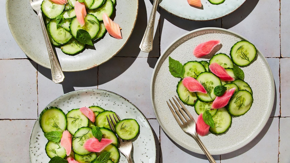 Des assiettes de salade de concombre et de rhubarbe marinée.