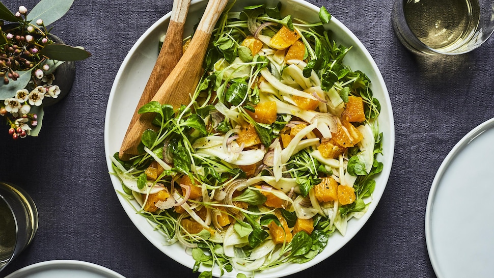 Bol de salade de fenouil avec des morceaux d'orange.
