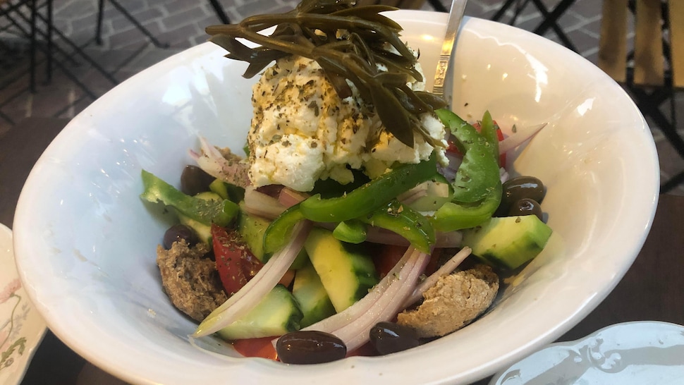 Une salade grecque dans un bol.