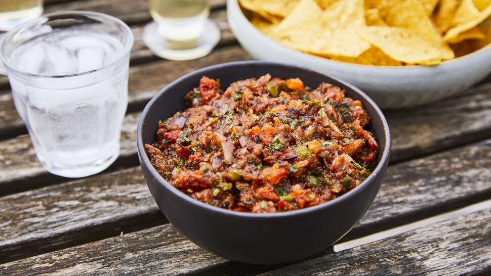 Salsa aux légumes grillés dans un bol.