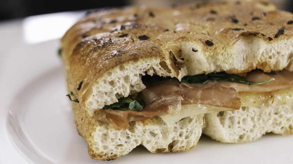 Un sandwich italien dans une assiette.