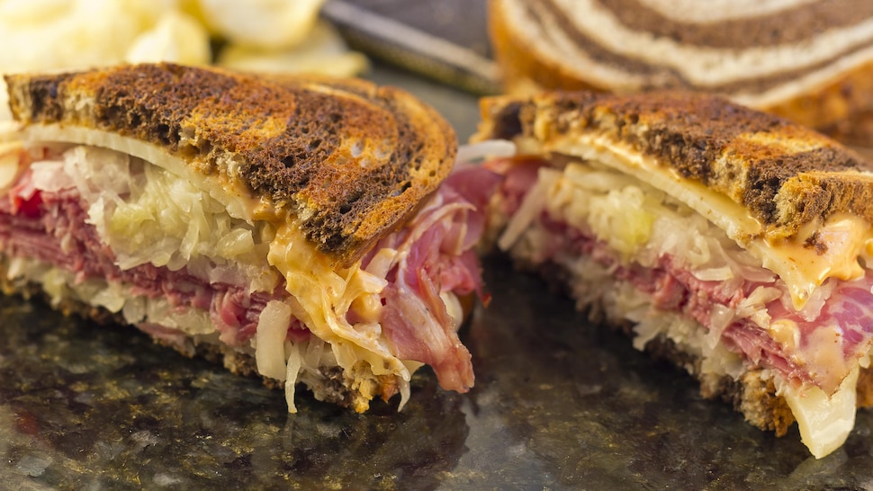 Un sandwich New-yorkais coupé en deux.