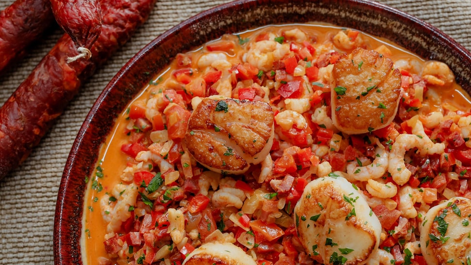 Un bol de sauté de crevettes nordiques et de pétoncles, servis avec du chorizo.