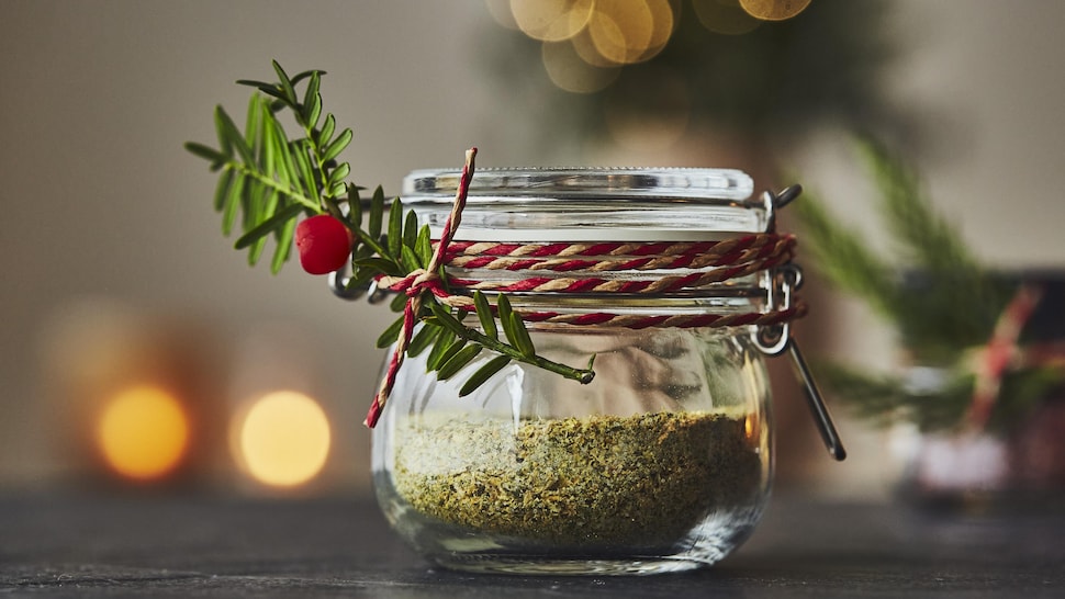 Un pot de sel aromatisé décoré pour offrir à Noël. 