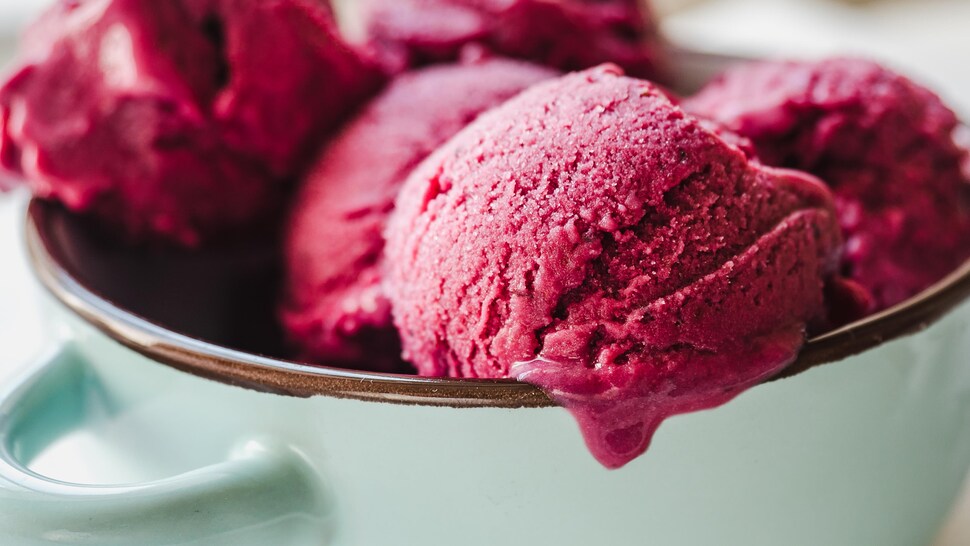 Des boules de sorbet au fruit dans un bol vintage.