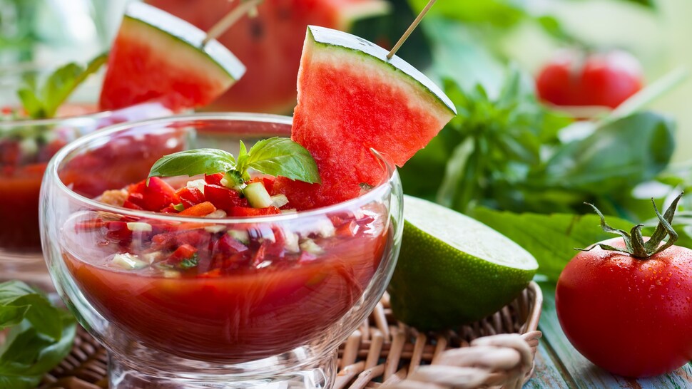 Un bol de soupe au melon d'eau.