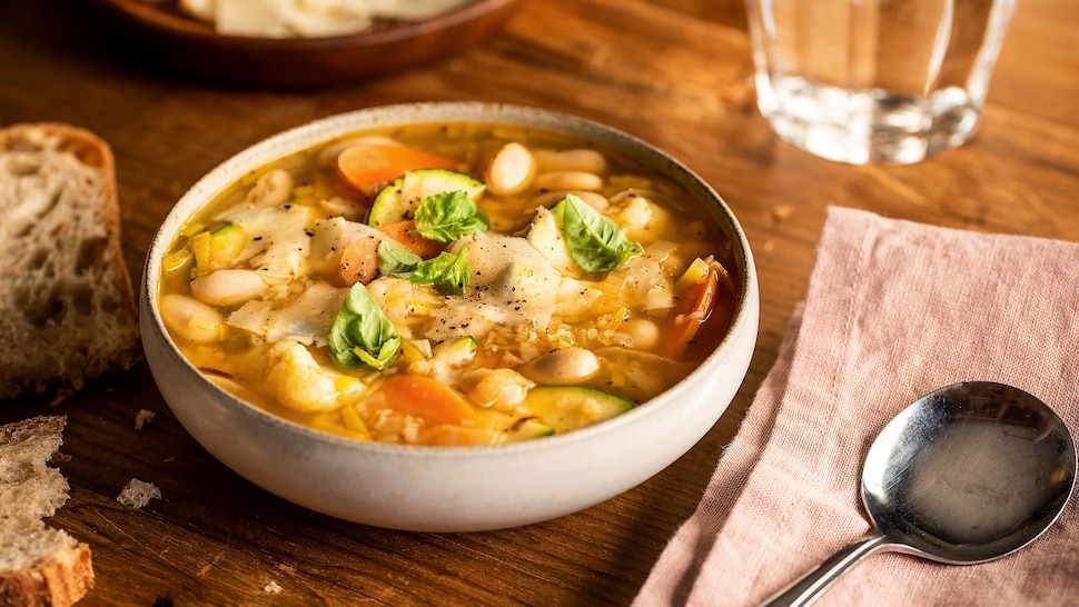 Soupe paysanne aux légumes et aux haricots blancs dans un bol.
