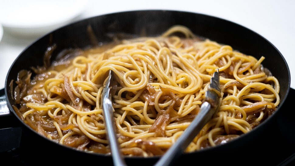 Des spaghettis dans une sauce aux oignons caramélisés.