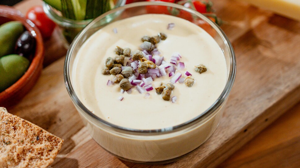 Une tapenade aux poids cassés (fava) dans un contenant en verre. 