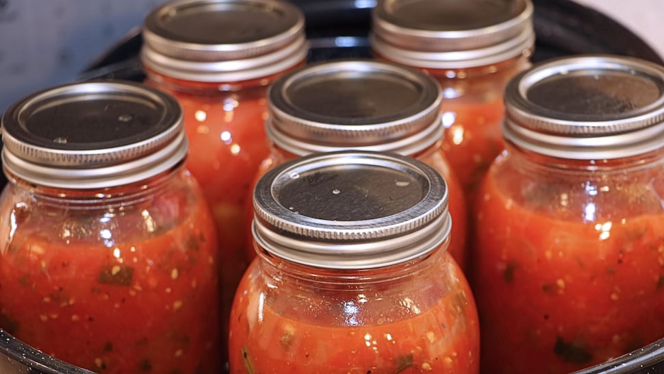Tomates dans six pots Mason.