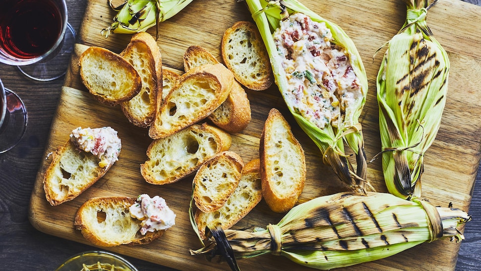 Trempette chaude dans une feuille de maïs sur une planche de bois.