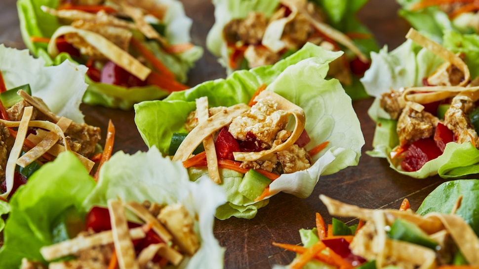 Plusieurs wraps de laitue à la thaïe sur une table.