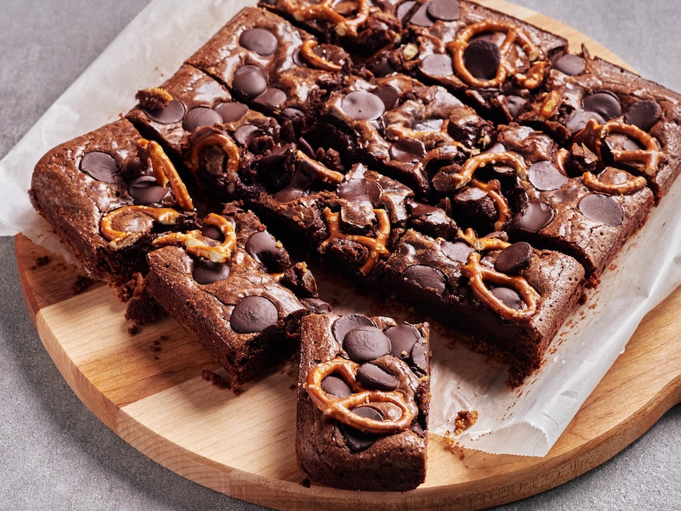 Un brownie double chocolat aux bretzels coupé en morceaux.