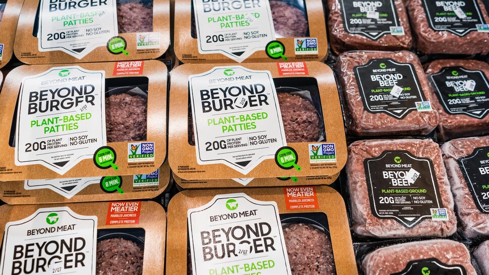 Un étalage de fausse viande sous les marques Beyond Burger et Beyond Burger.