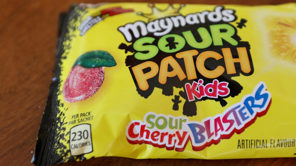 Les bonbons Sour Patch Kids de Maynards aux arômes artificiels de cerise et pêche sont végétaliens