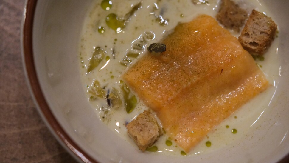 Un plat de saumon dans un court bouillon de fenouil.