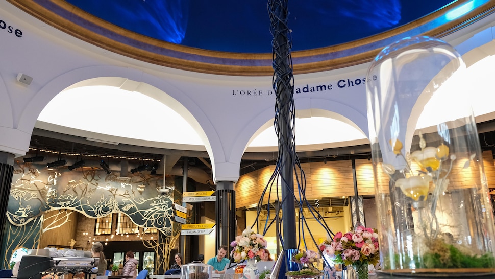 l’Orée de Madame Chose, un bar circulaire sous le fameux dôme qui trône à l’entrée du marché alimentaire des Galeries Gourmandes. 