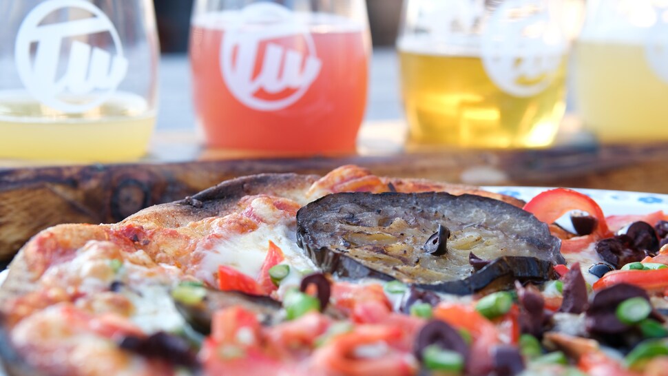 La pizza végétarienne à l’aubergine cuite sur feu de bois disponible à la microbrasserie Trailway Brewing CO.