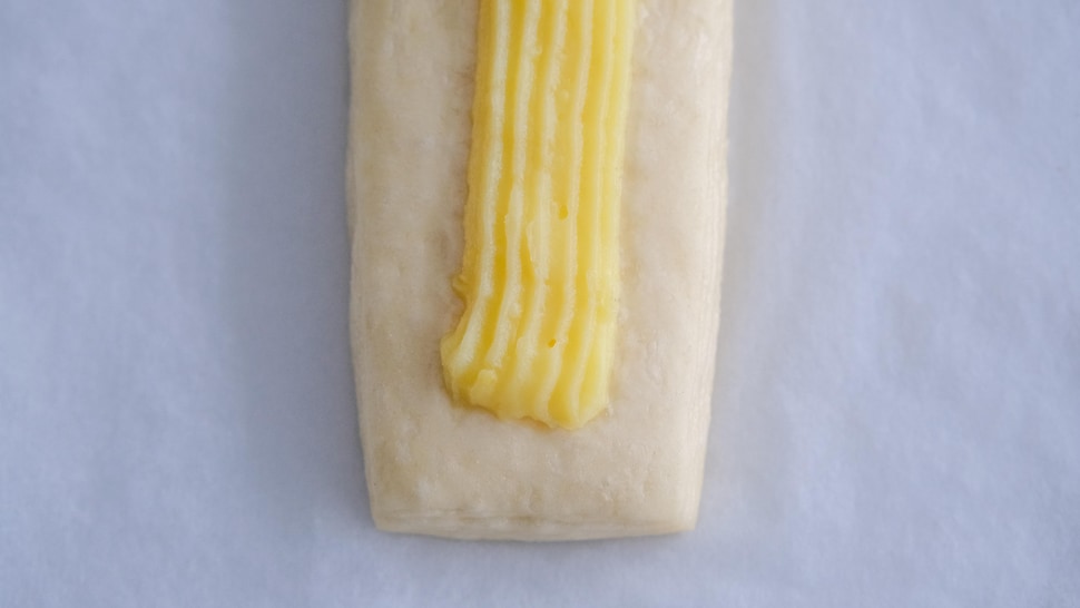 Une lisière de crème pâtissière sur une pâte feuilletée. 