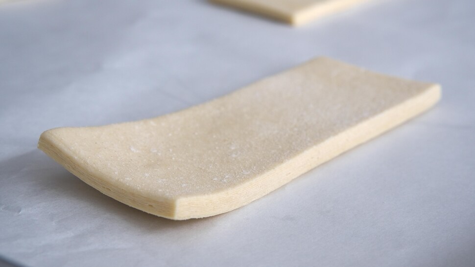 La base du Nuage à l'érable est une pâte feuilletée à croissant. 