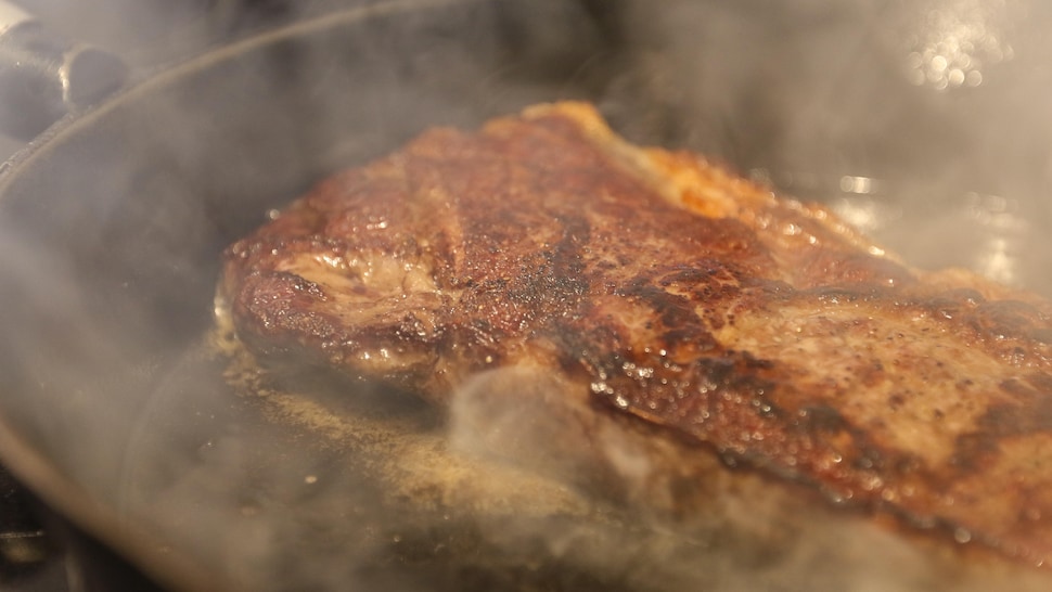 La technique reverse sear est privilégiée pour la cuisson du bœuf wagyu.