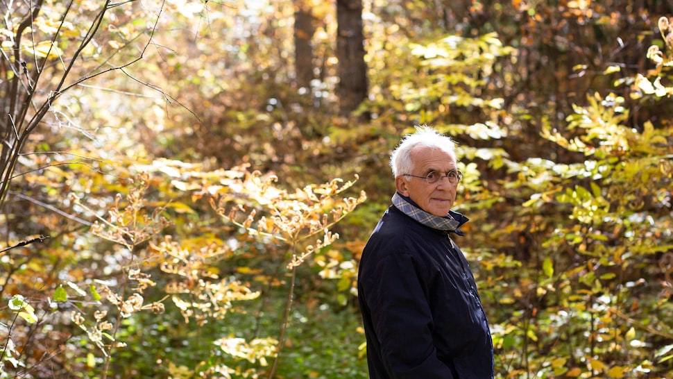 Portrait de l’agriculteur Yvon Gobeil, dans un secteur boisé de sa terre.