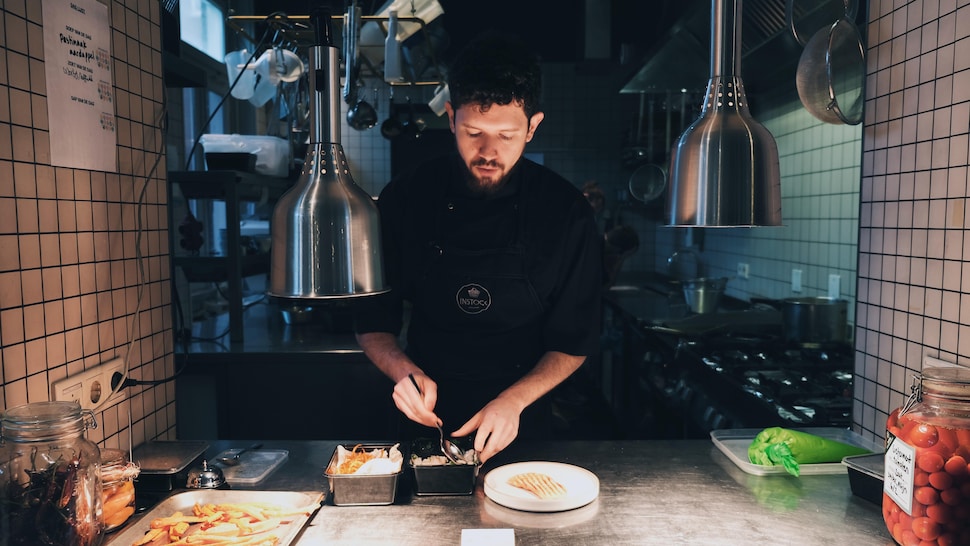 Le chef Tiziano Capasso, du restaurant InStock à Utrecht, dans sa cuisine.