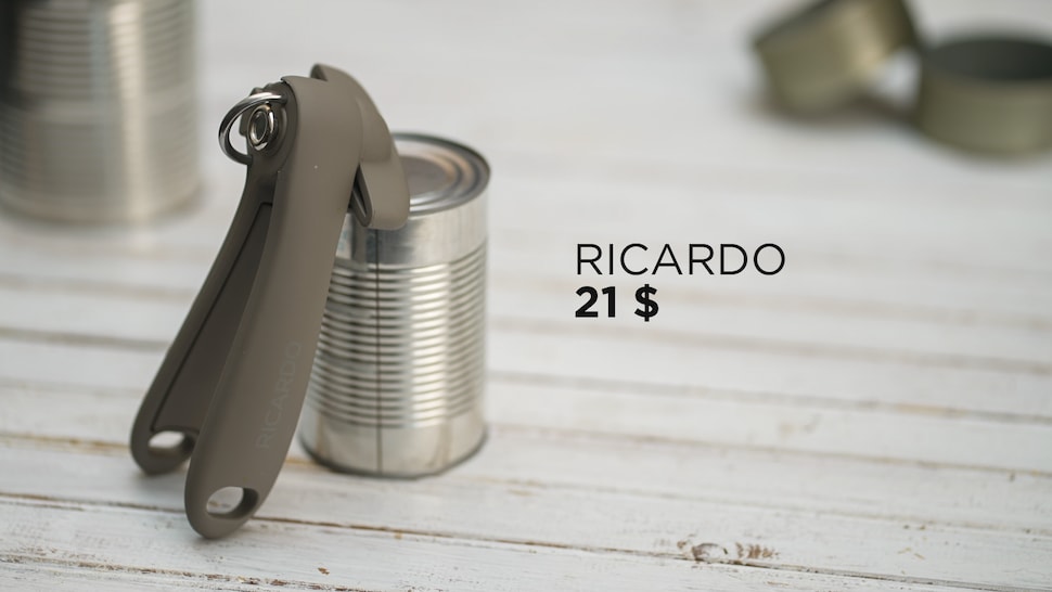 Un ouvre-boîte de la marque Ricardo.
