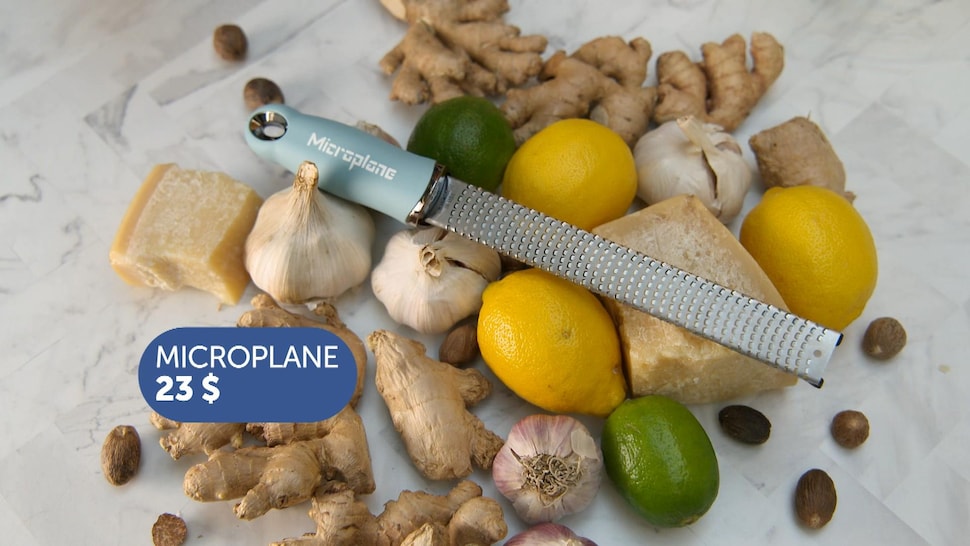 La Microplane sur des citrons, du parmesan, de l'ail, de la muscade et du gingembre.