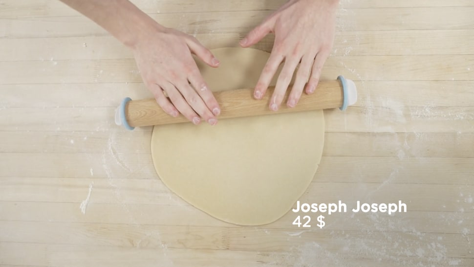 Une personne abaisse une pâte avec le rouleau Joseph Joseph, à 42$.