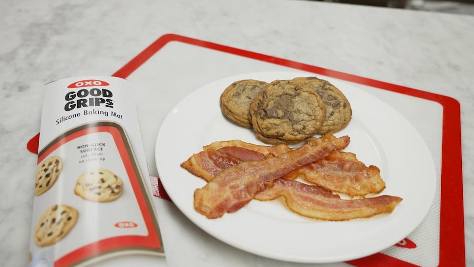 Le tapis de cuisson OXO avec des biscuits et du bacon.